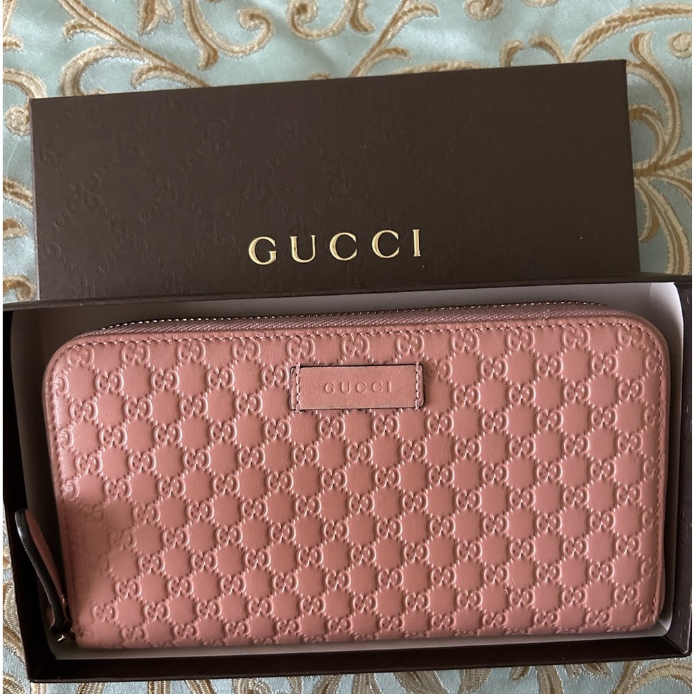 Gucci pink wallet